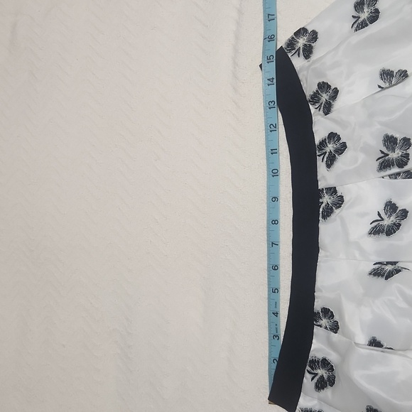 TALBOTS Elegant Black and White Floral Skirt Size 12 butterflies design - Picture 11 of 15